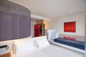 Postel nebo postele na pokoji v ubytování Wink Hotel Saigon Centre - 24hrs Lifestyle Stay