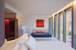 Postel nebo postele na pokoji v ubytování Wink Hotel Saigon Centre - 24hrs Lifestyle Stay