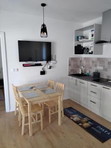 Kuchyňa alebo kuchynka v ubytovaní Friends & Family Apartmanok Velence