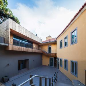 einen Blick nach außen auf ein Gebäude mit einer Terrasse in der Unterkunft Moon Hill Hostel Sintra in Sintra