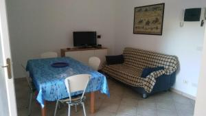 uma sala de estar com uma mesa e um sofá em appartamento Etrusco em San Vincenzo