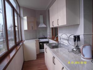 Köök või kööginurk majutusasutuses Vip апартаменты три квартиры на одной площадке одна 3х комнатная с 2мя санузлами площадью 140м2 две 2х комнатные площадью по 100м2 +28 fotot