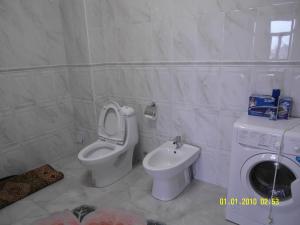 Vannituba majutusasutuses Vip апартаменты три квартиры на одной площадке одна 3х комнатная с 2мя санузлами площадью 140м2 две 2х комнатные площадью по 100м2