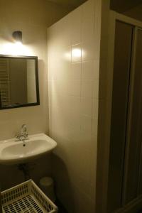 W łazience znajduje się umywalka i lustro. w obiekcie Meschermolen 8 w mieście Eijsden