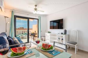 TV a/nebo společenská místnost v ubytování Tenerife Royal Gardens - Viviendas Vacacionales