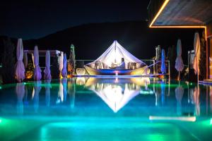 Bazén v ubytování ABINEA Dolomiti Romantic SPA nebo v jeho okolí