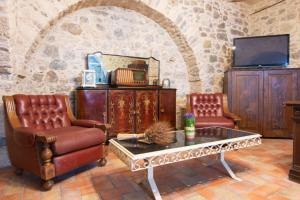 a living room with two chairs and a coffee table at Dimora Pietrantica in Rocca Imperiale
