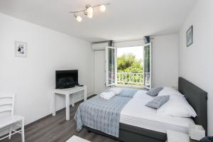 una camera con letto e finestra di Apartment Tetepave a Dubrovnik