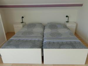 Voodi või voodid majutusasutuse Kamerverhuur Advenco toas