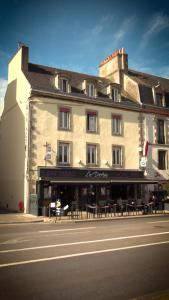 un grand bâtiment sur le côté d'une rue dans l'établissement Hotel Le Derby, à Quimper