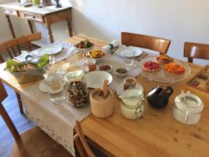 una mesa de madera con comida encima en Castello Errante Bio B&B, en Caldonazzo