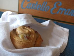 una pastelería sentada encima de un trozo de papel en Castello Errante Bio B&B, en Caldonazzo