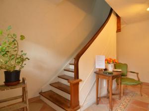 ビュートゲンバッハにあるHoliday Home with Garden Heating Barbecueのテーブルと椅子が備わる客室内の階段