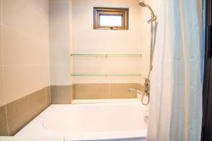Phòng tắm tại 22housing Hotel & Residence 60 Linh Lang