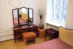 une coiffeuse avec un miroir et une chaise dans l'établissement Central apartments Lviv, à Lviv