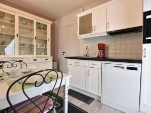 Küche/Küchenzeile in der Unterkunft Holiday Home in Bredene Terrace Fenced Garden