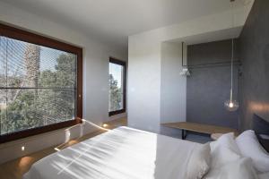 um quarto com uma grande cama branca e uma janela em La Casa di Melo - Organic Farm em Cassibile