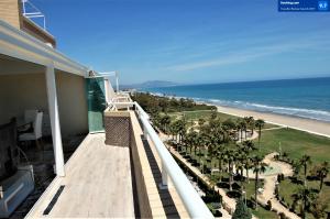 een balkon van een huis met uitzicht op het strand bij Ático frente al mar. Apartamento TOP in Oropesa del Mar