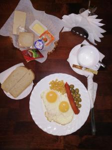 une table avec une plaque d’œufs, de haricots et de pain dans l'établissement Hotel Lotos, à Irkoutsk