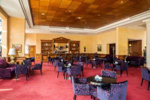 une salle à manger avec des tables et des chaises dans un bâtiment dans l'établissement Barceló Concorde Les Berges du Lac, à Tunis