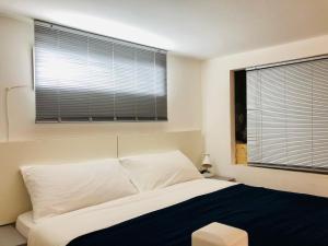 um quarto com uma cama e uma janela com persianas em Appartamento Rialto em Bolonha
