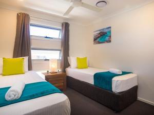 Un pat sau paturi într-o cameră la Broadwater Paradise