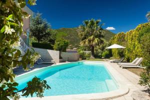 - une piscine dans l'arrière-cour d'une maison dans l'établissement Villa Primavera - Homelike Villas, à Capoterra