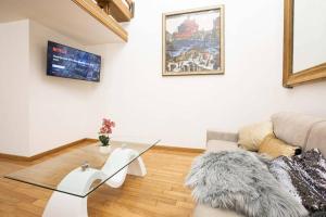 Unforgettable Split Level Jacuzzi Suite Navona - Top Collection TV 또는 엔터테인먼트 센터