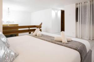 Unforgettable Split Level Jacuzzi Suite Navona - Top Collection 객실 침대