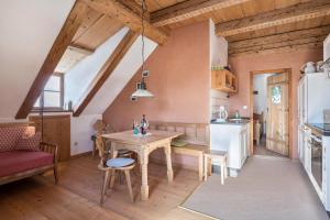 a kitchen and dining room with a table and a couch at Ferienwohnung Wachsbichl in Unterammergau