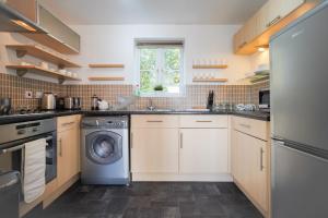 Rowsby Court - Stylish Apartment with Private Parking