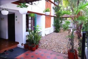 um pátio de uma casa com vasos de plantas em Jasmin Villa em Cochin