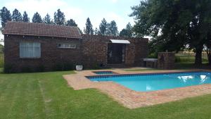 una casa con piscina en un patio en House, Cottage and Contractors Manor, en Meyerton