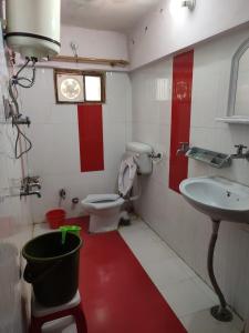 a small bathroom with a toilet and a sink at Vamoose Badri Villa in Joshīmath