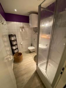 Ett badrum på Gästehaus Lavendel