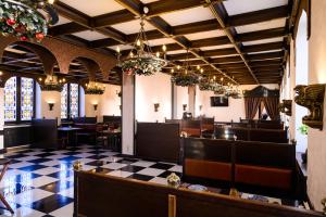 um restaurante com um piso xadrez preto e branco em Goliсyn Club Hotel em Golitsino