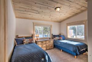 Un pat sau paturi într-o cameră la Quiet Mtn Cabin with Deck Less Than 5 Mi to Fairplay Beach!