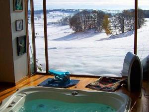 Beautiful stone house with jacuzzi að vetri til