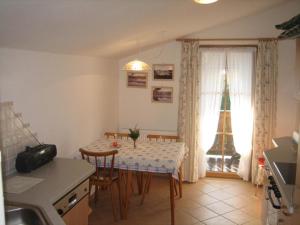 uma cozinha e sala de jantar com uma mesa e uma torre em Haus Zaineck em Anger