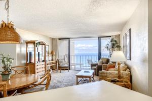 een woonkamer met uitzicht op de oceaan bij Kaanapali Shores 806 in Kaanapali