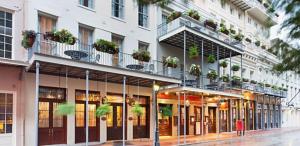 ein großes weißes Gebäude mit Pflanzen auf den Balkonen in der Unterkunft Bluegreen Vacations Club La Pension in New Orleans
