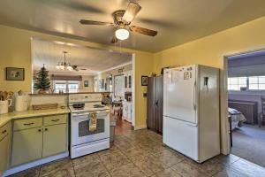 cocina con electrodomésticos blancos y ventilador de techo en Downtown Cabin Less Than 10 Miles to Mt Shasta Ski Park!, en McCloud