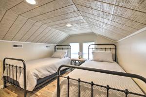 Postel nebo postele na pokoji v ubytování Farm-Style Ste Genevieve Retreat with Fire Pit!
