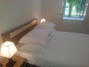 Tempat tidur dalam kamar di Apartments Mateljan 1715