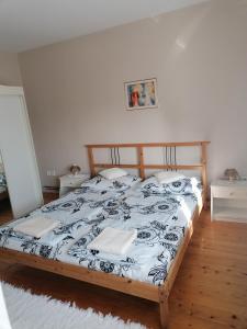 1 dormitorio con 1 cama con edredón blanco y negro en Kerka Szállás, en Kerkabarabás