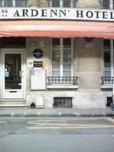 un edificio en una calle con un hotel americano en Ardenn'Hotel, en Reims