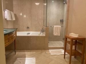 Bathroom sa Chez Haytham At Four Seasons Nile Plaza Residential Suite