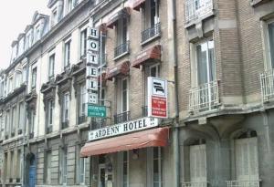 una señal para un hotel al lado de un edificio en Ardenn'Hotel, en Reims