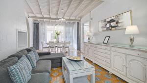 A seating area at Villa Maday