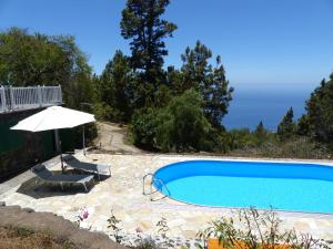 Swimming pool sa o malapit sa Ferienvilla Finca Tijarafe mit beheiztem Pool